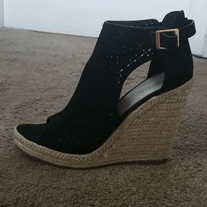 Black woven wedge with cord base